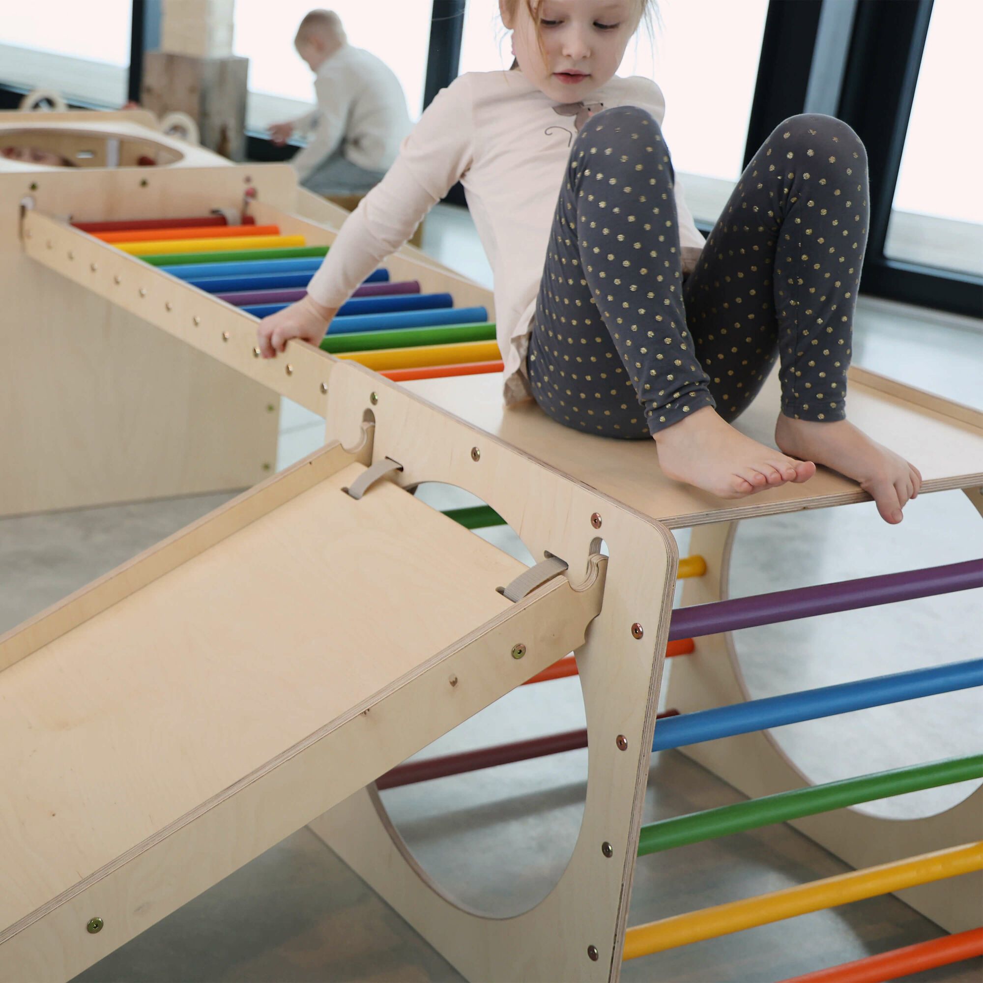 KateHaa Houten Activiteiten Kubus met Ladder en Klimwand Regenboog