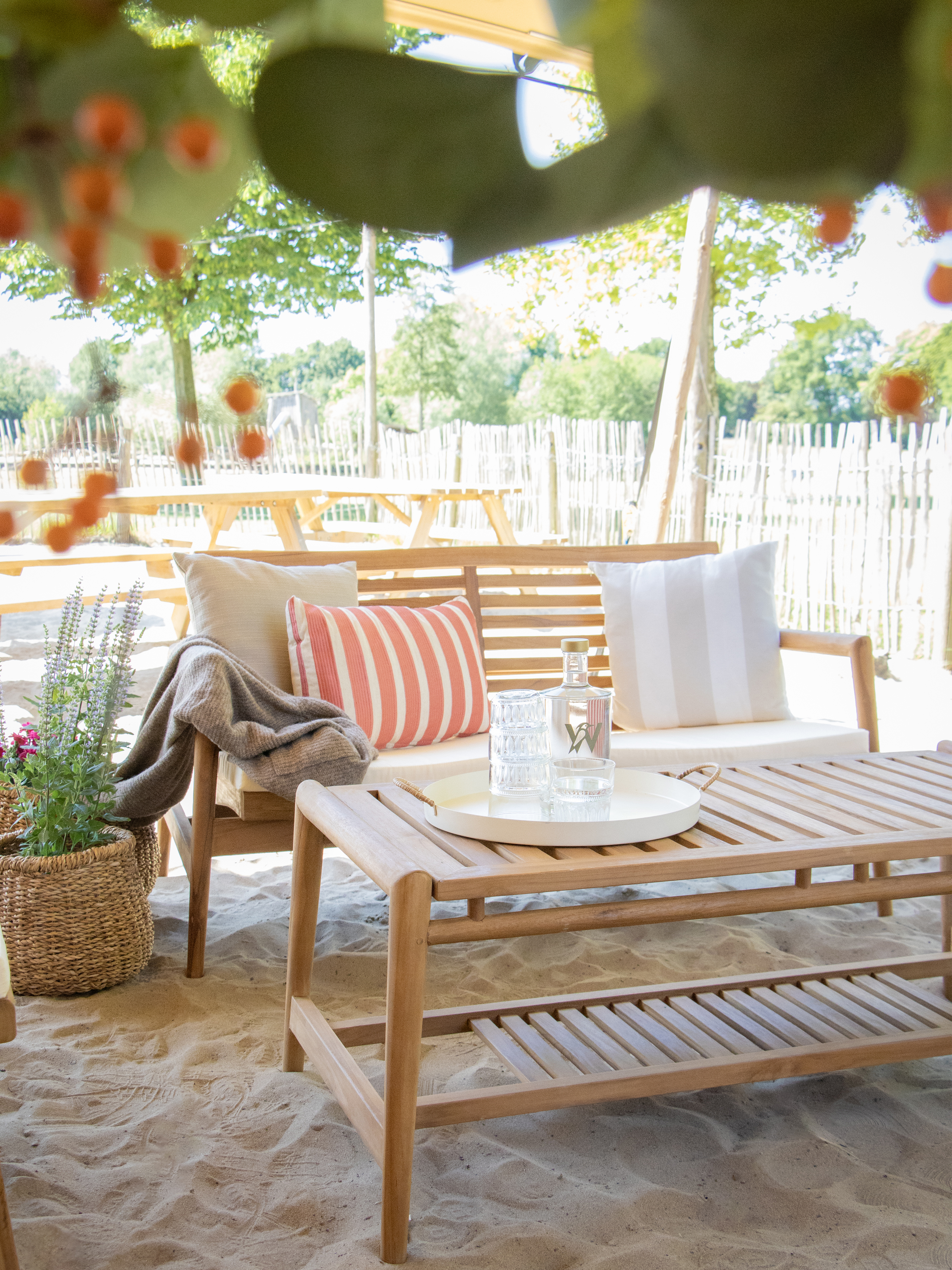 AXI June Lounge Set 4-piece with bench. table & 2 chairs - Teak/Cream