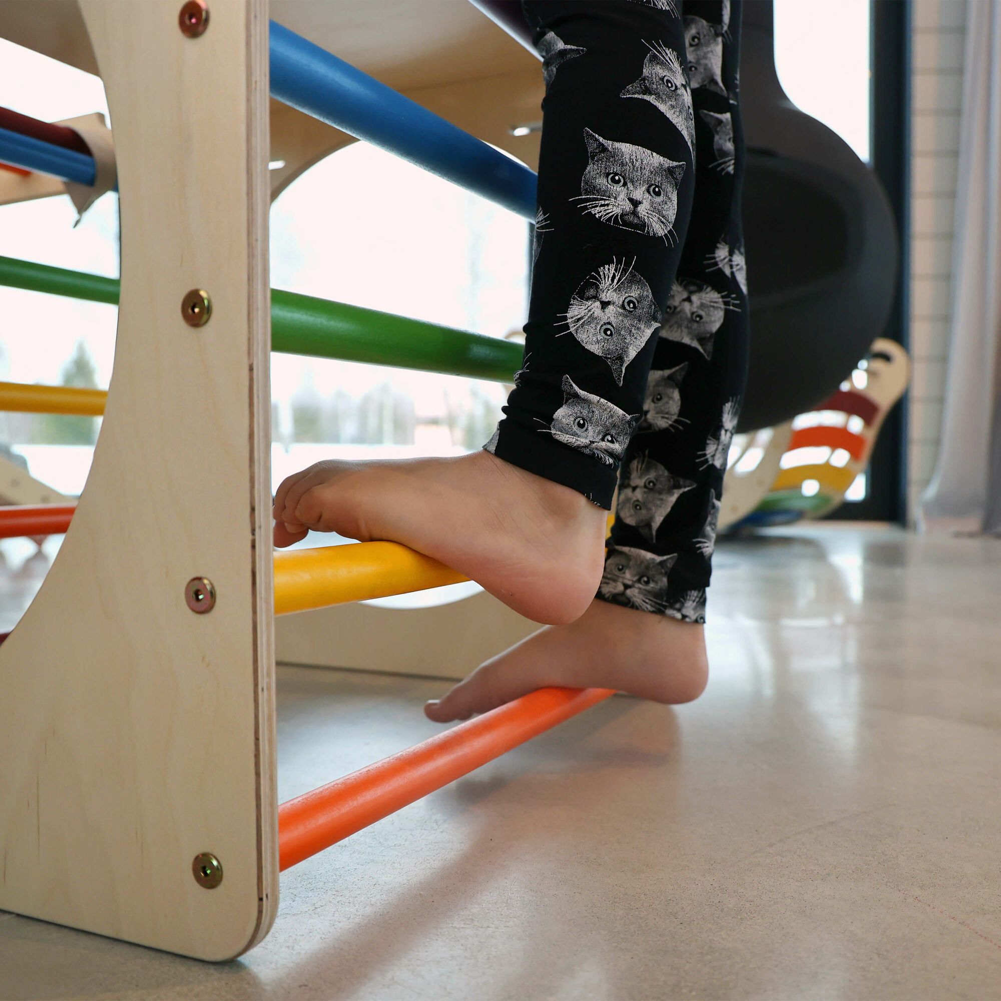 KateHaa Houten Activiteiten Kubus met Ladder Regenboog