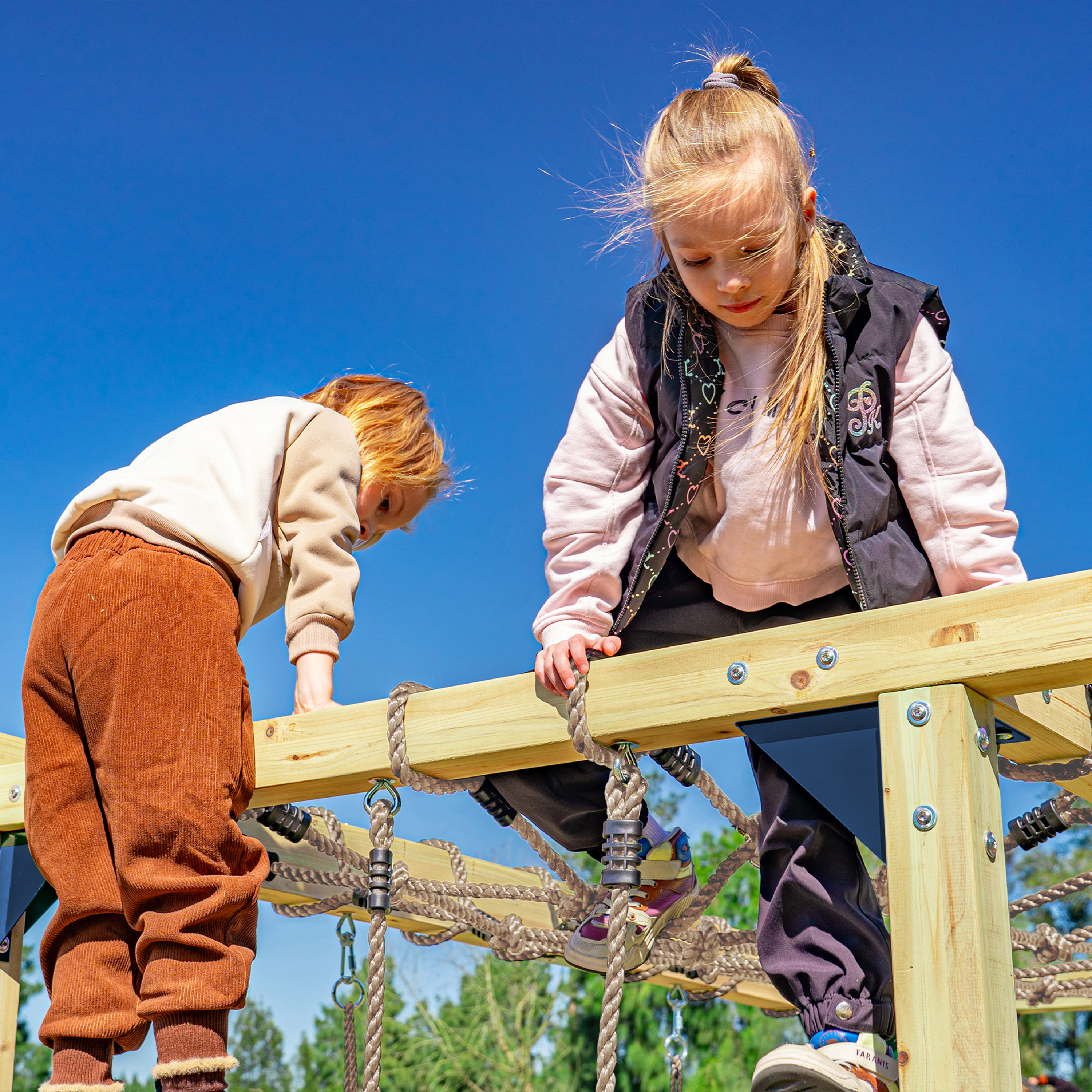 AXI Boris Wooden Playcentre with Swings, Trapeze, Climbing Nets and Monkey Bars – Green Slide
