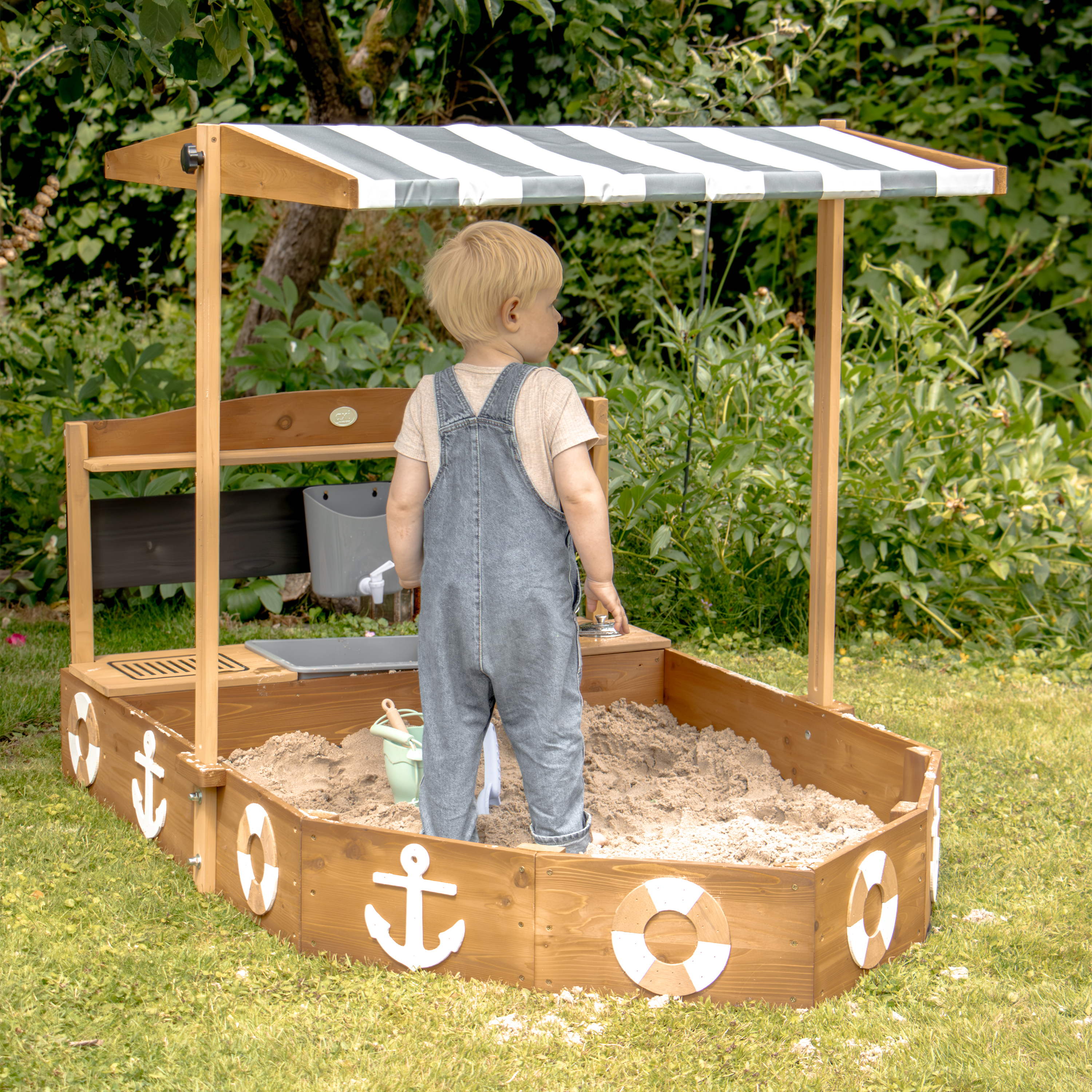 AXI Dora Boat Sandbox with Play Kitchen and Roof 160 x 100 cm Brown/Anthracite