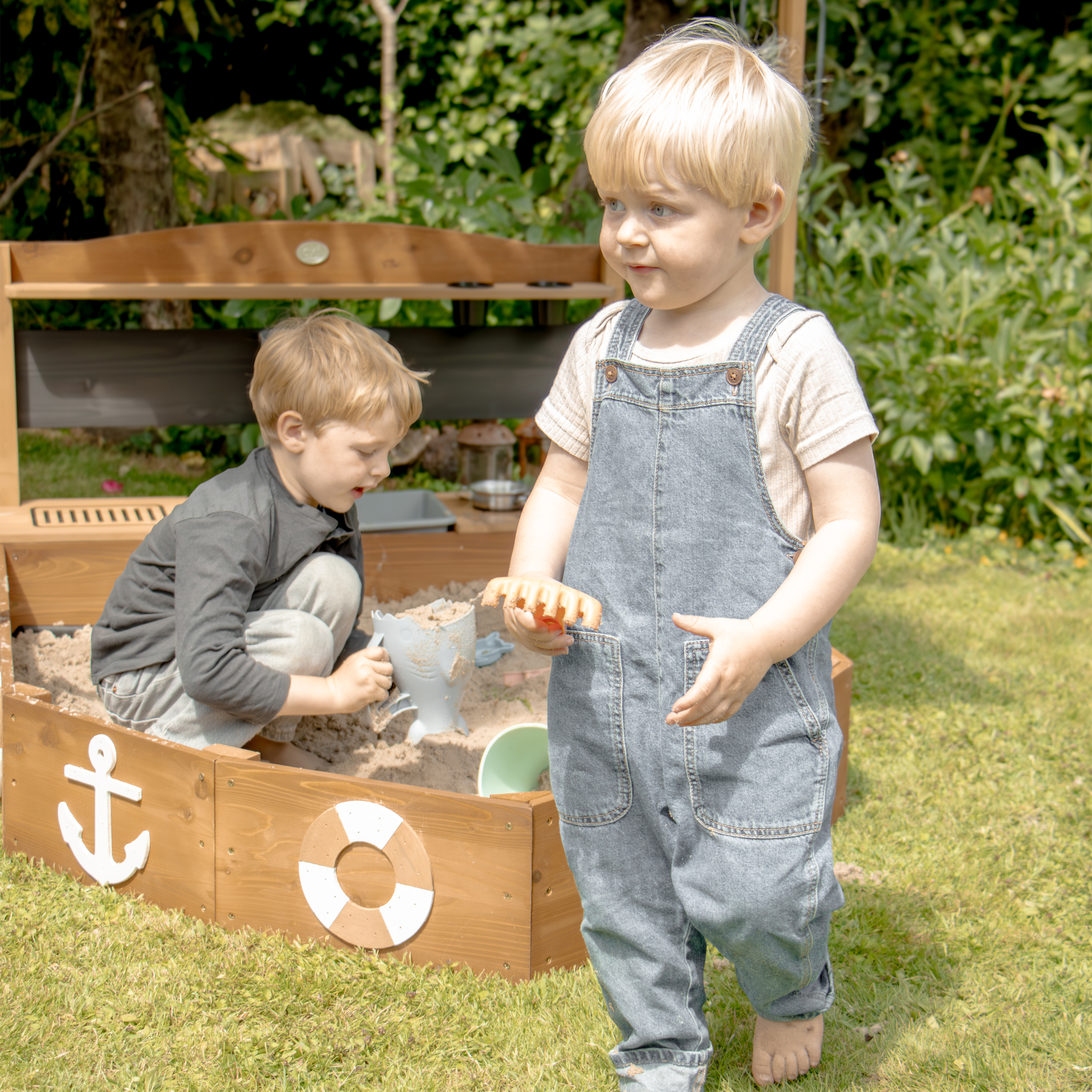 AXI Dora Boat Sandbox with Play Kitchen and Roof 160 x 100 cm Brown/Anthracite