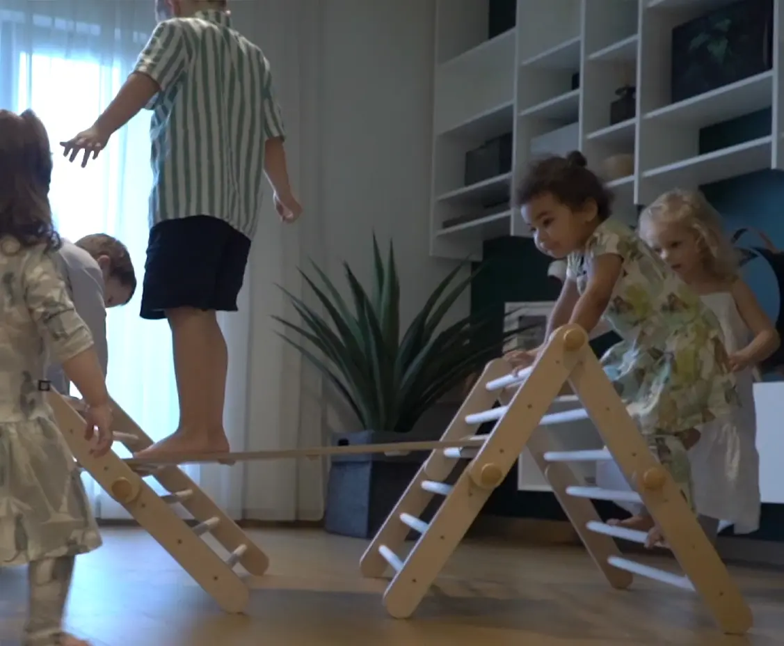 Ette Tete Mopitri klimrek van hout met glijbaan