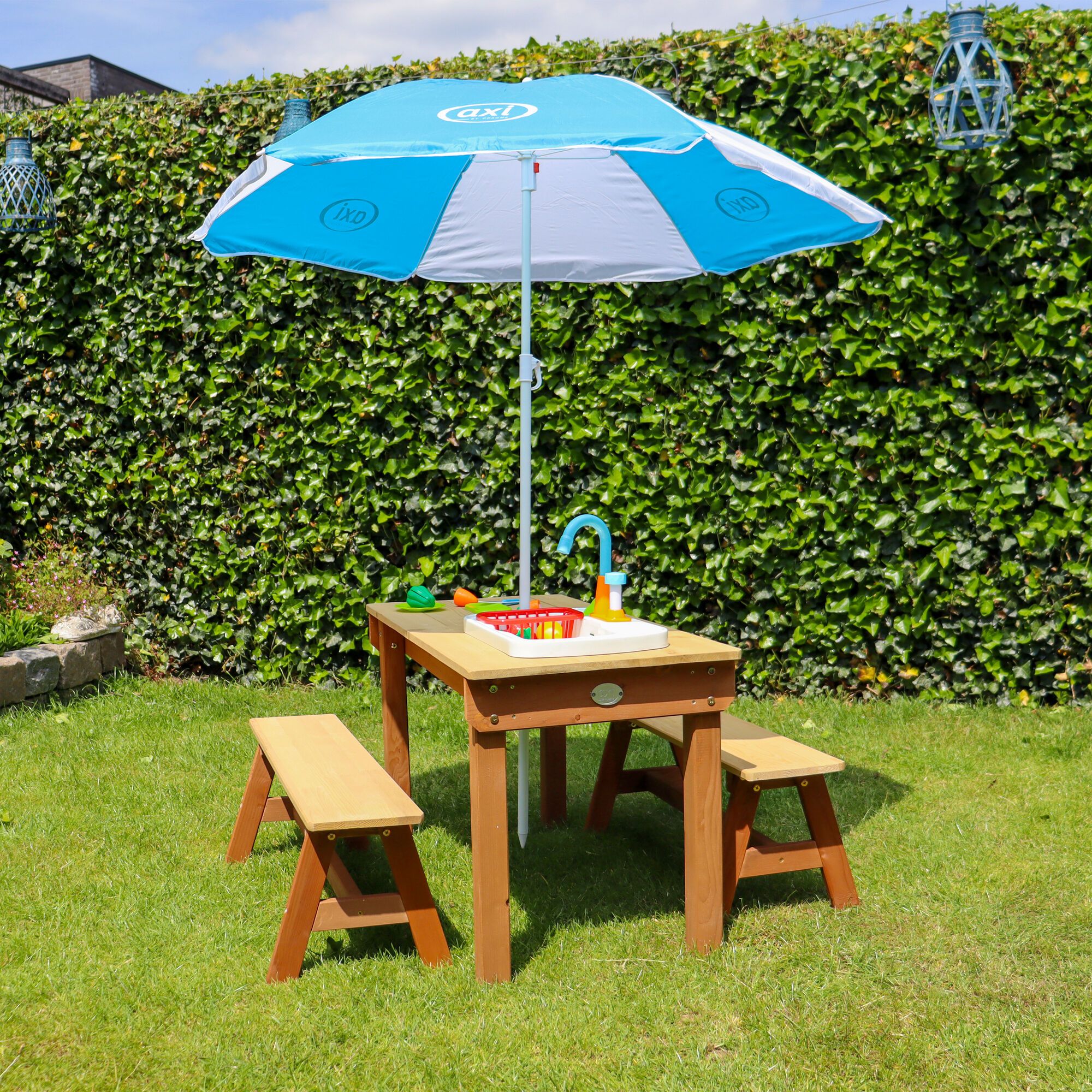 AXI Dennis Zand & Water Picknicktafel met Speelkeuken wastafel en losse bankjes Bruin - Parasol Blauw/wit