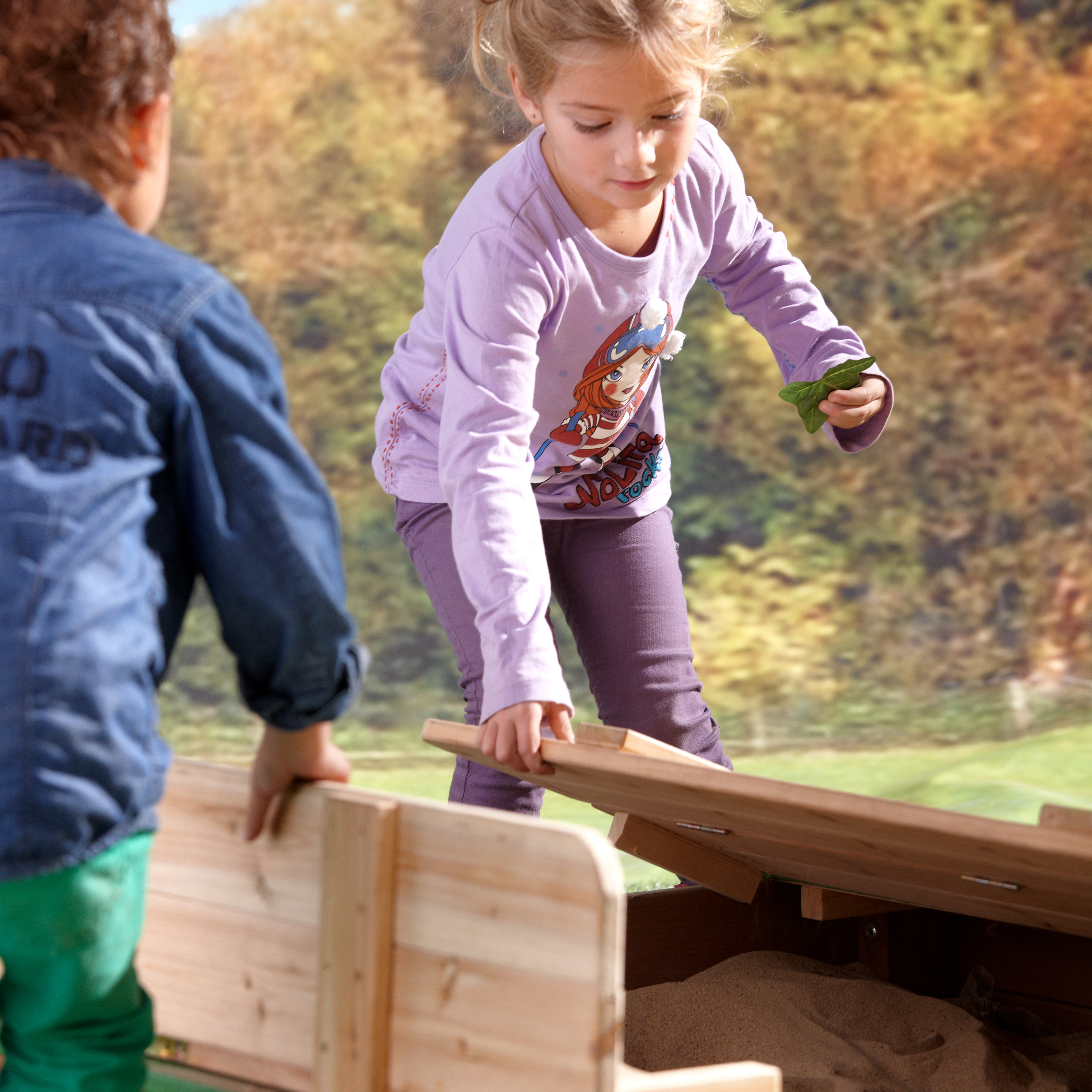 AXI Ella Sandbox with Benches - 100 x 95 cm - Brown/Green