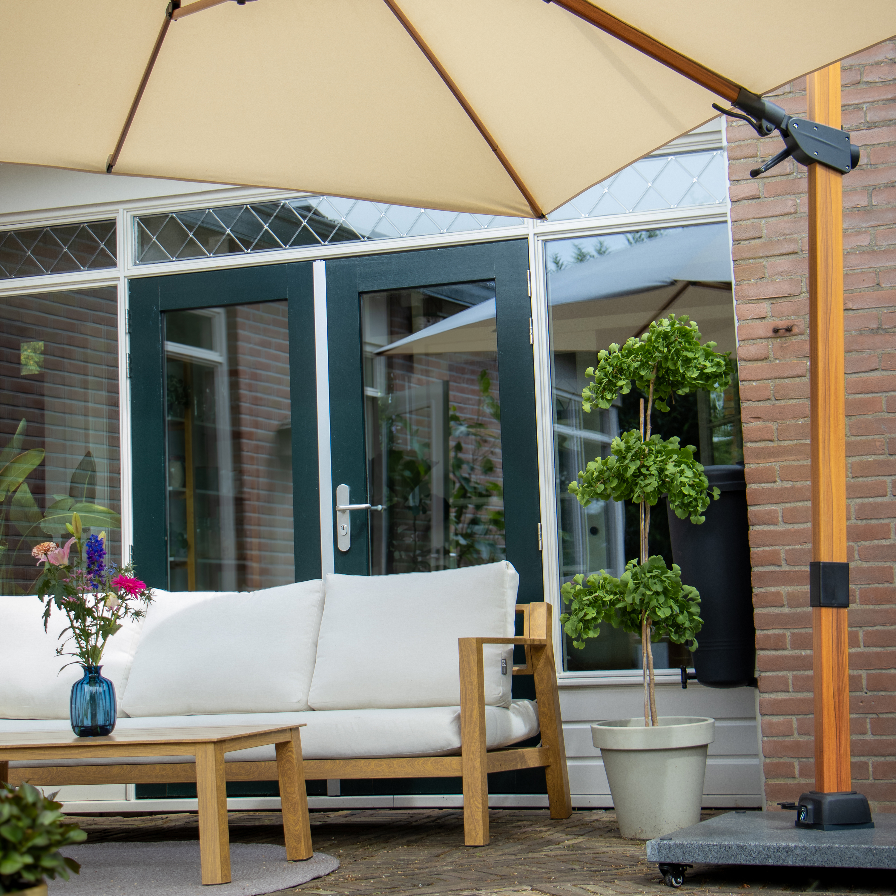 AXI Apollo Premium Cantilever Parasol 300x300cm - White/Beige