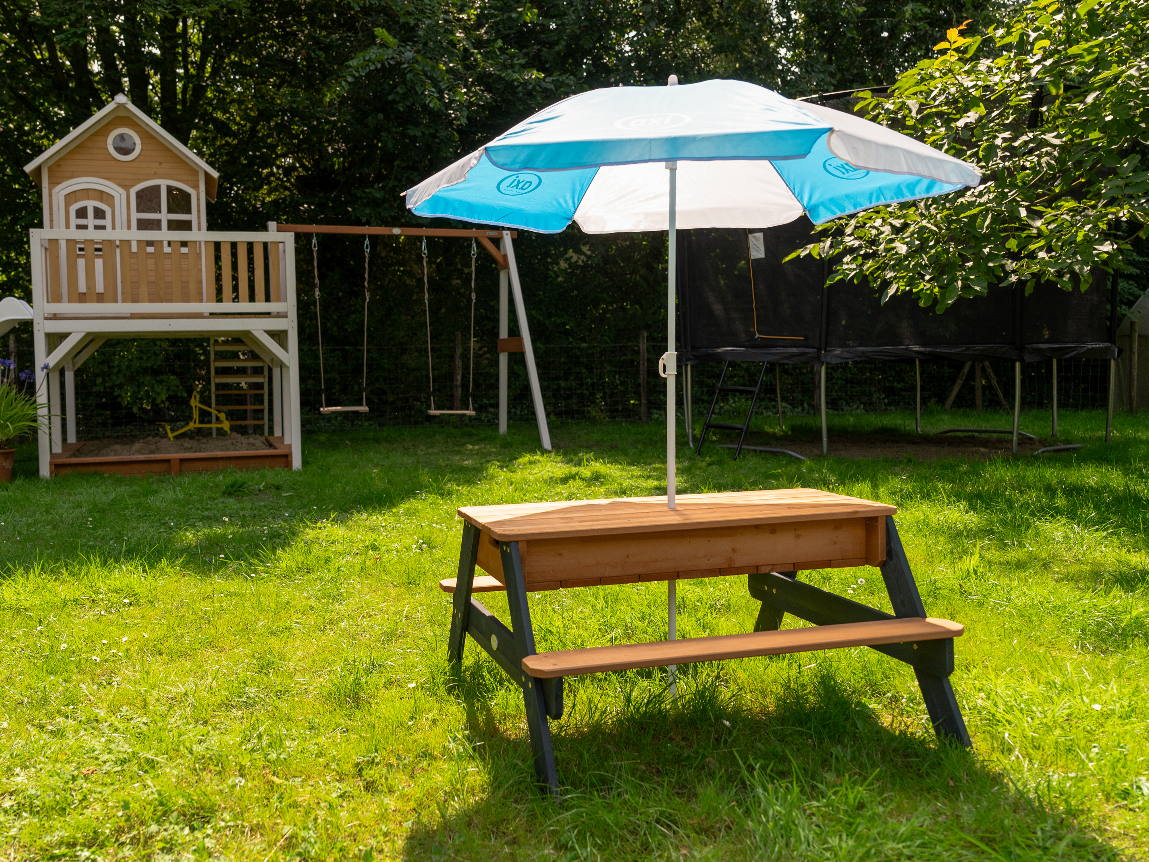 AXI Nick Table pique nique Sable et eau Anthracite/Marron - Parasol Bleu/Blanc