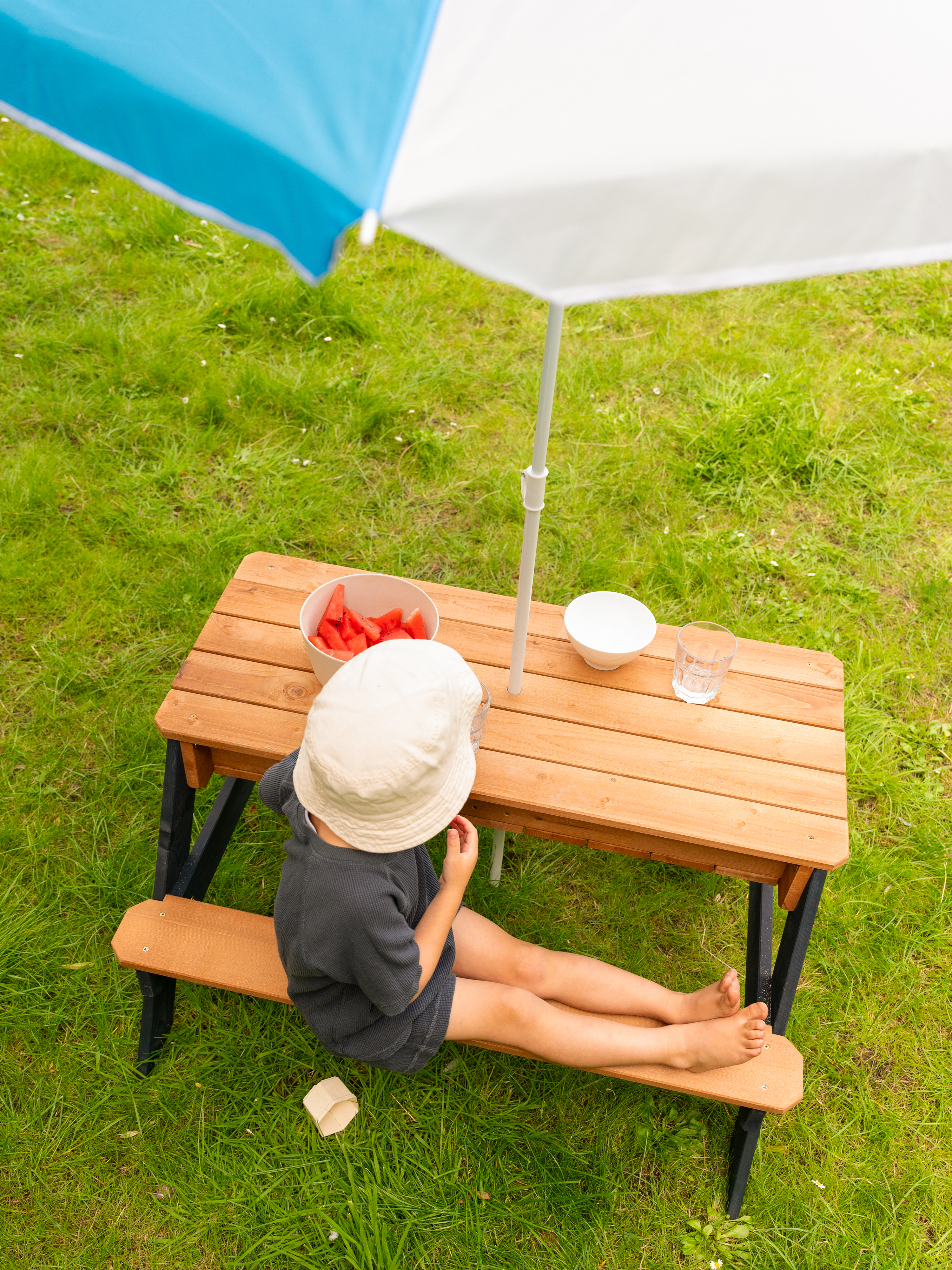 AXI Nick Picknicktisch Anthrazit und Braun - Sonnenschirm Blau und Weiß