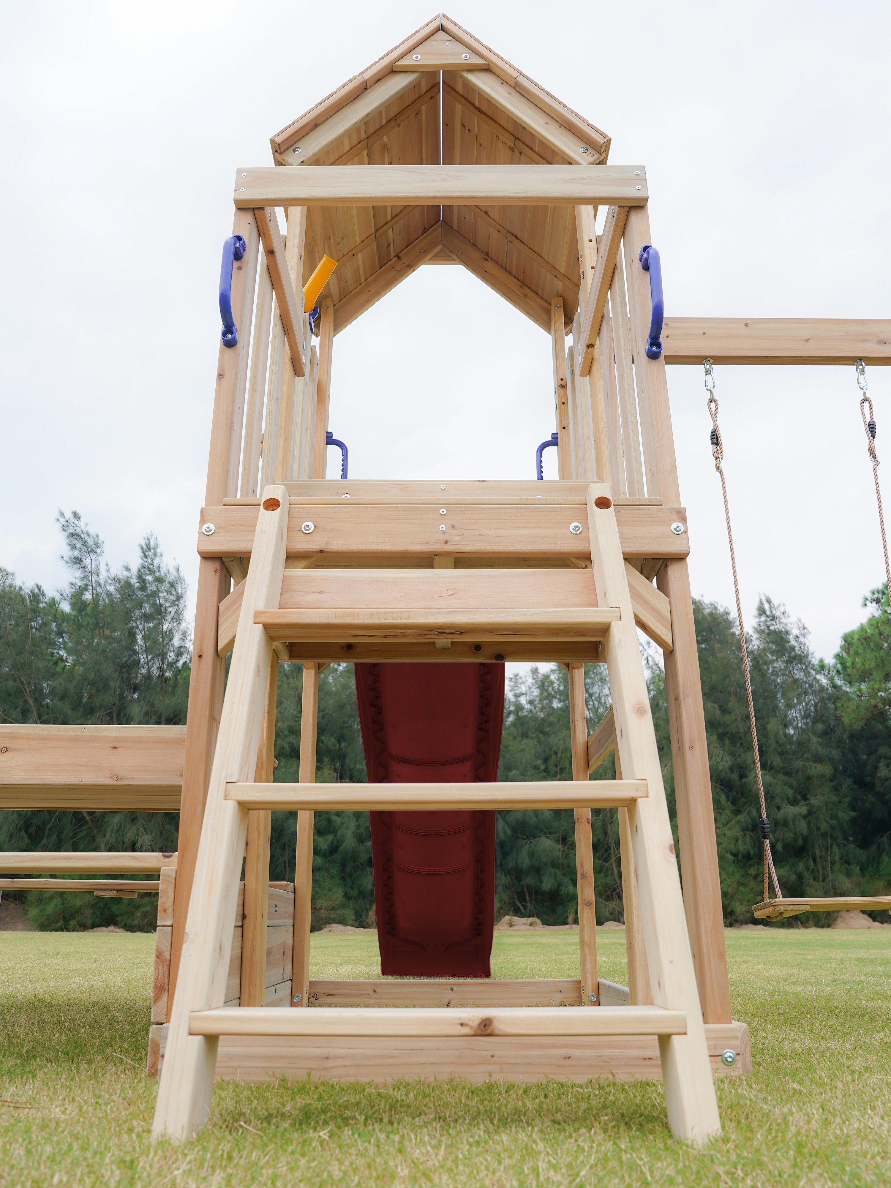 AXI Mette Spielturm mit Doppelschaukel Braun - Rote Rutsche