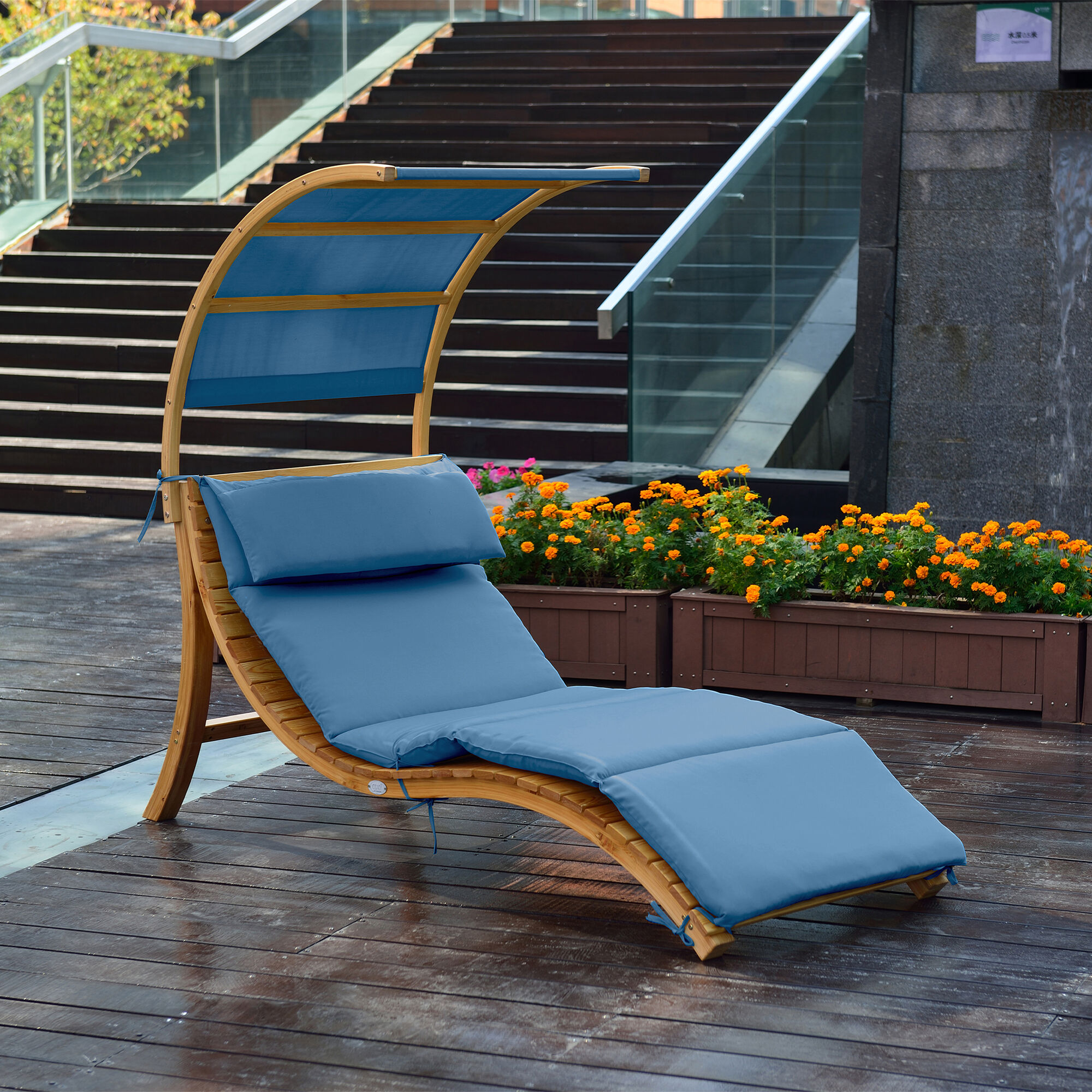 sfeerfoto AXI Salina ligstoel met zonnescherm Blauw