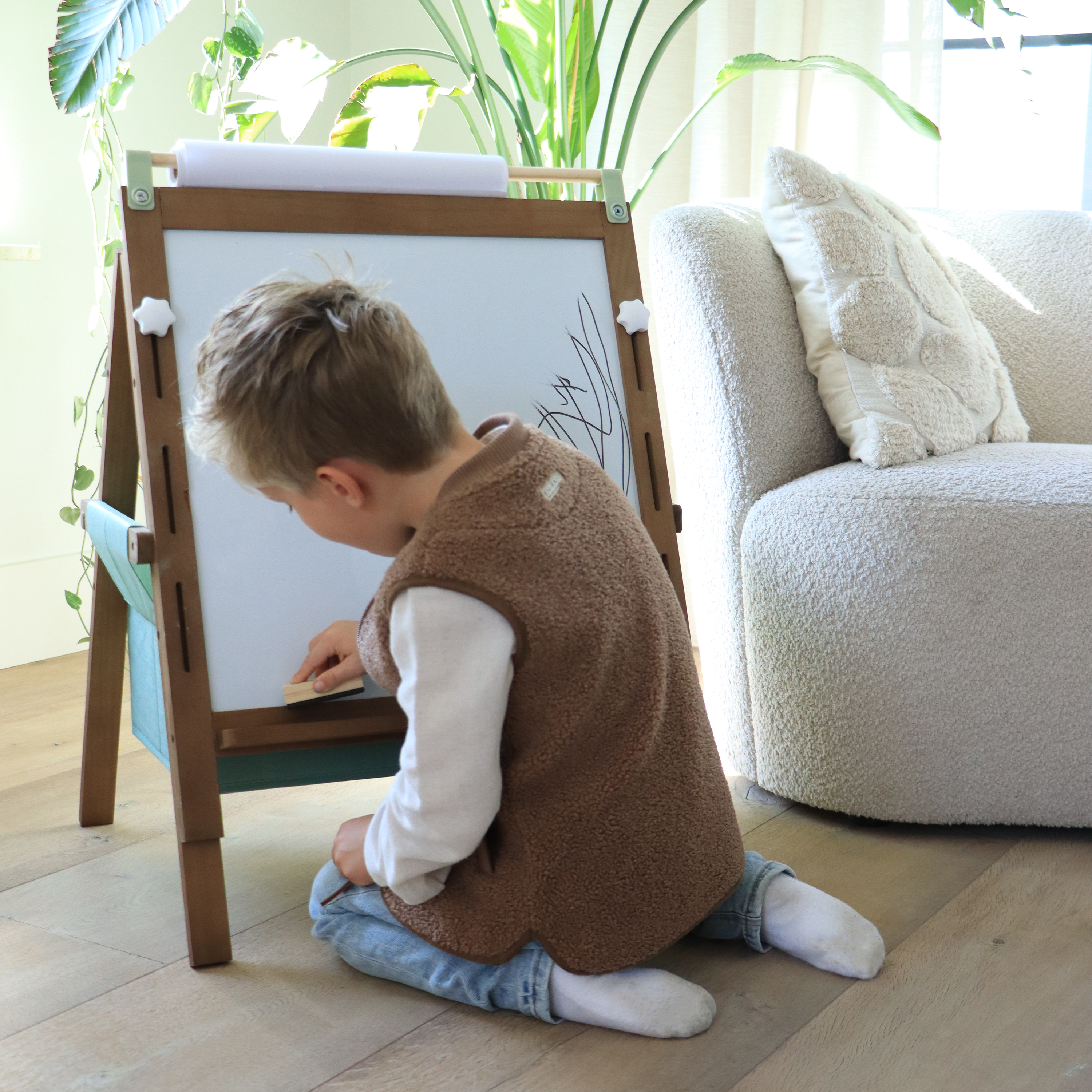 Sunny Lara Activity Easel – Dark Brown