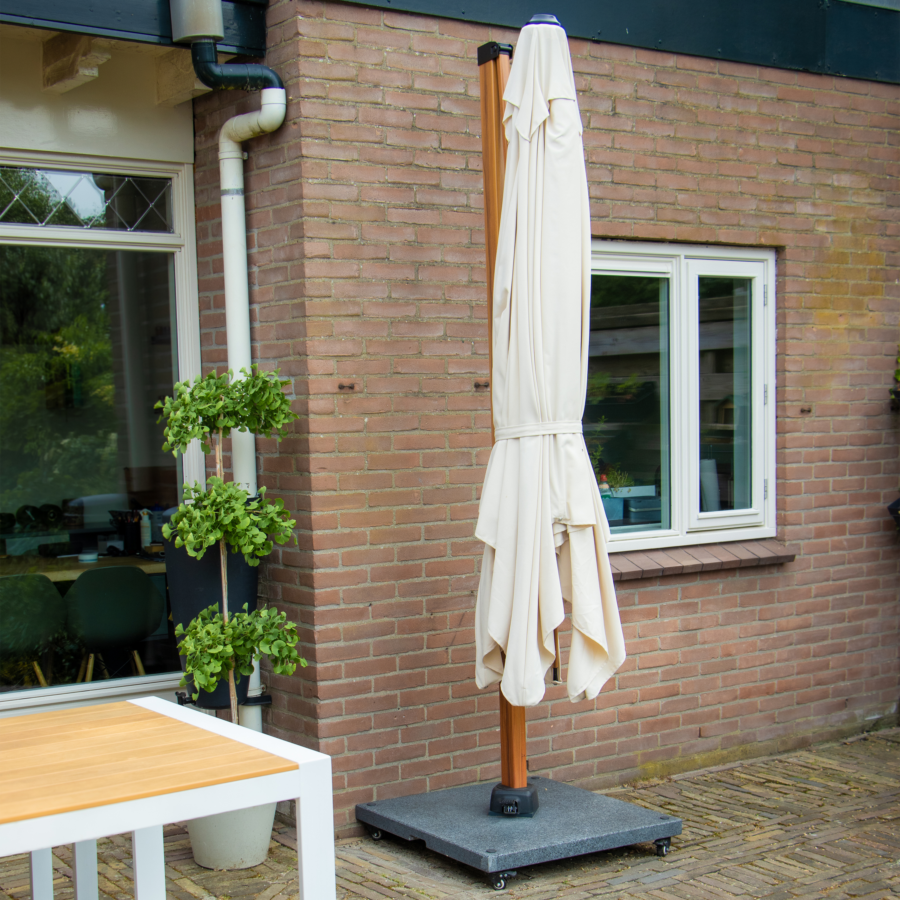 AXI Apollo Premium Cantilever Parasol 300x300cm - White/Beige