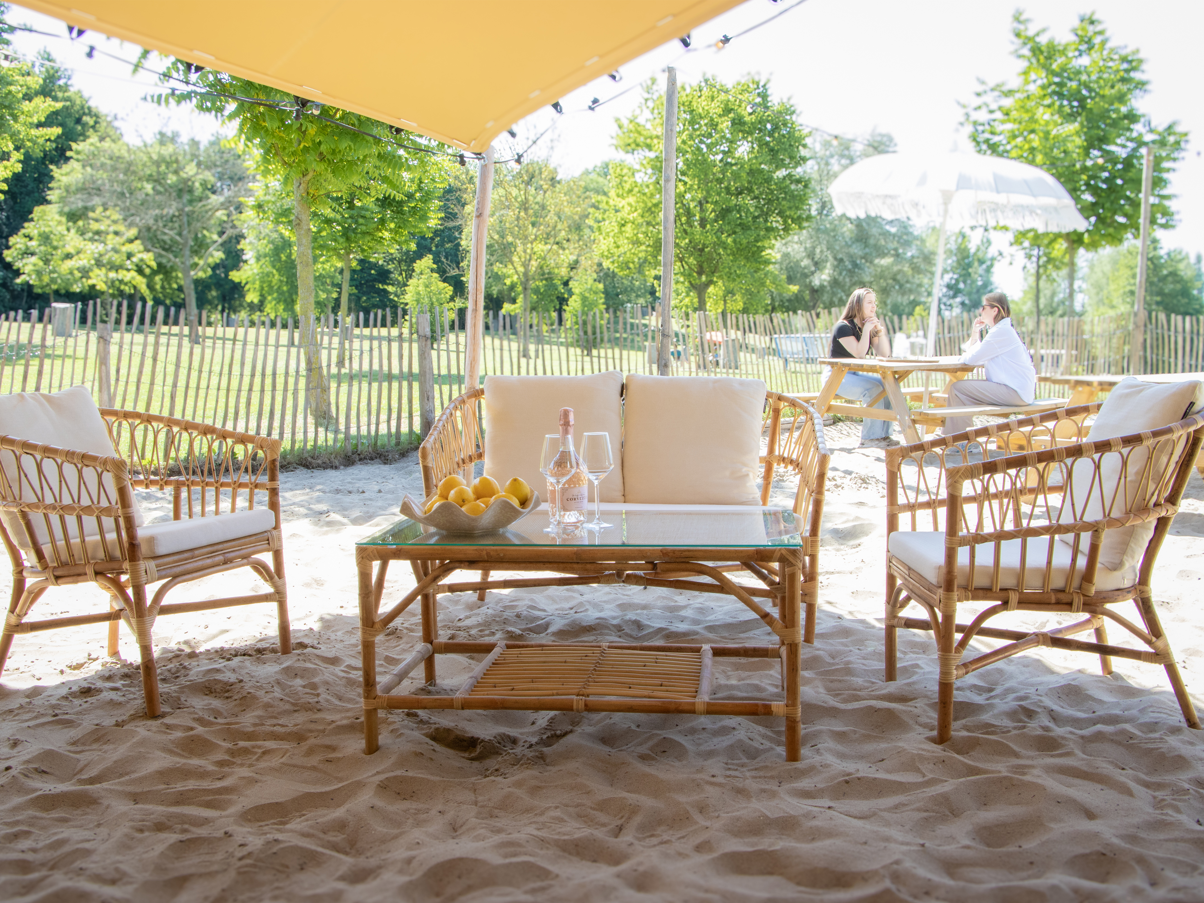 AXI Mary Rattan Lounge Set – 4-Piece with Sofa, Table, and 2 Chairs Natural/White