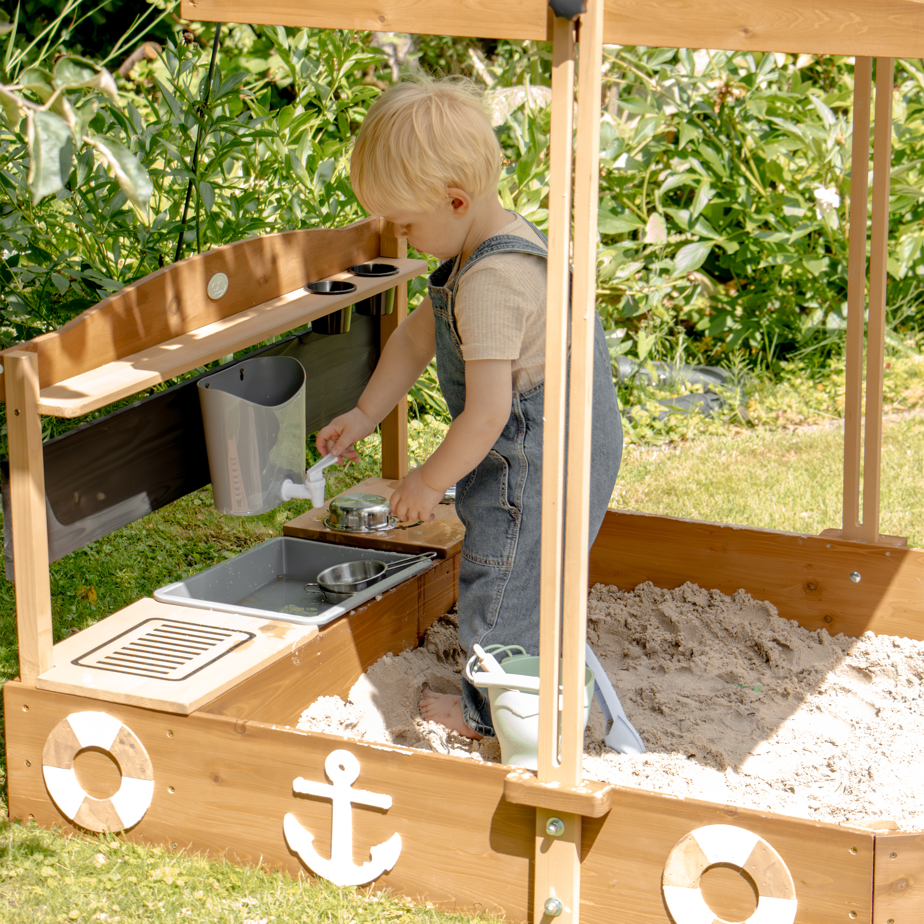 AXI Dora Boat Sandbox with Play Kitchen and Roof 160 x 100 cm Brown/Anthracite