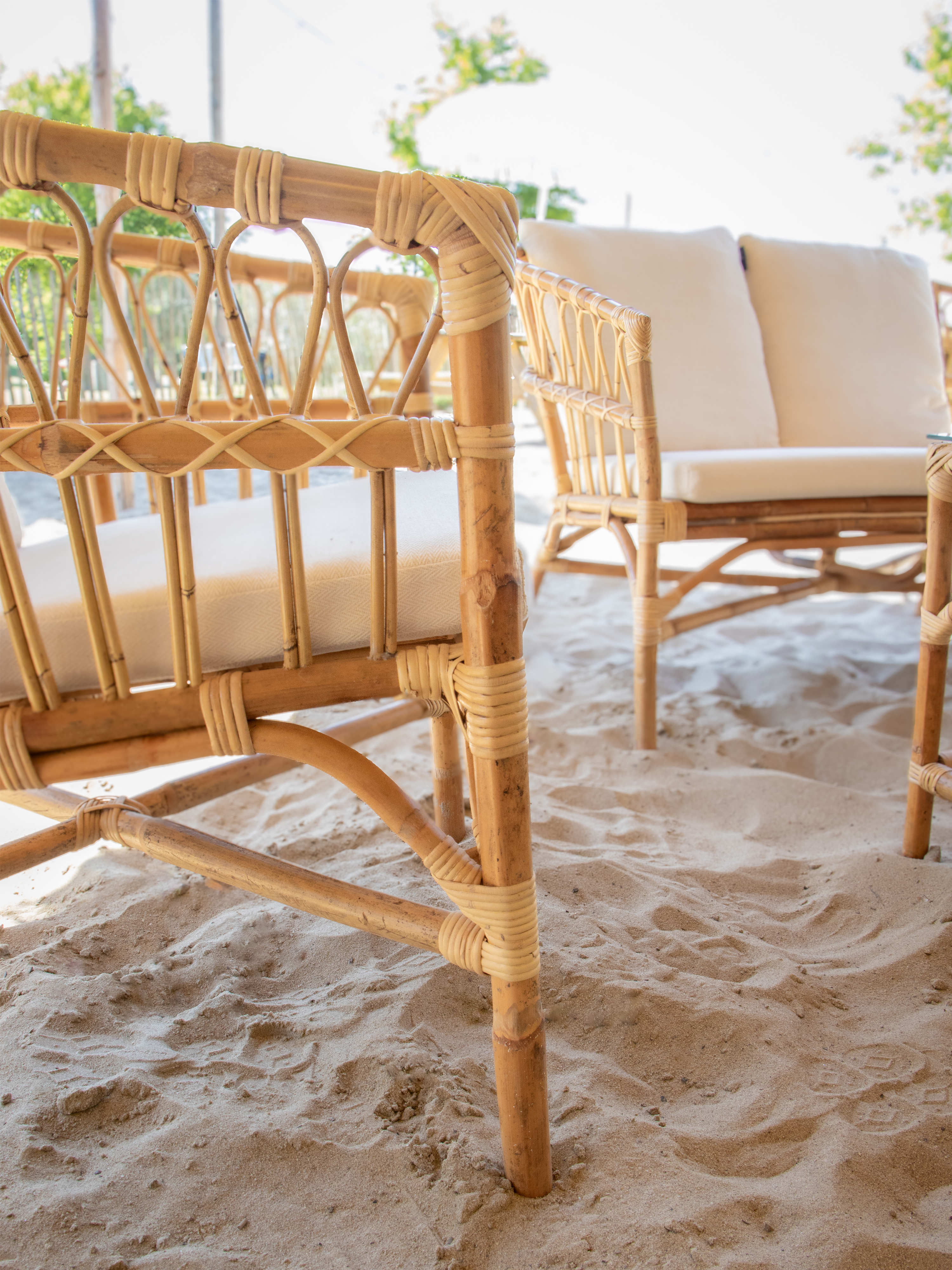 AXI Mary Rattan Lounge Set – 4-Piece with Sofa. Table. and 2 Chairs Natural/White