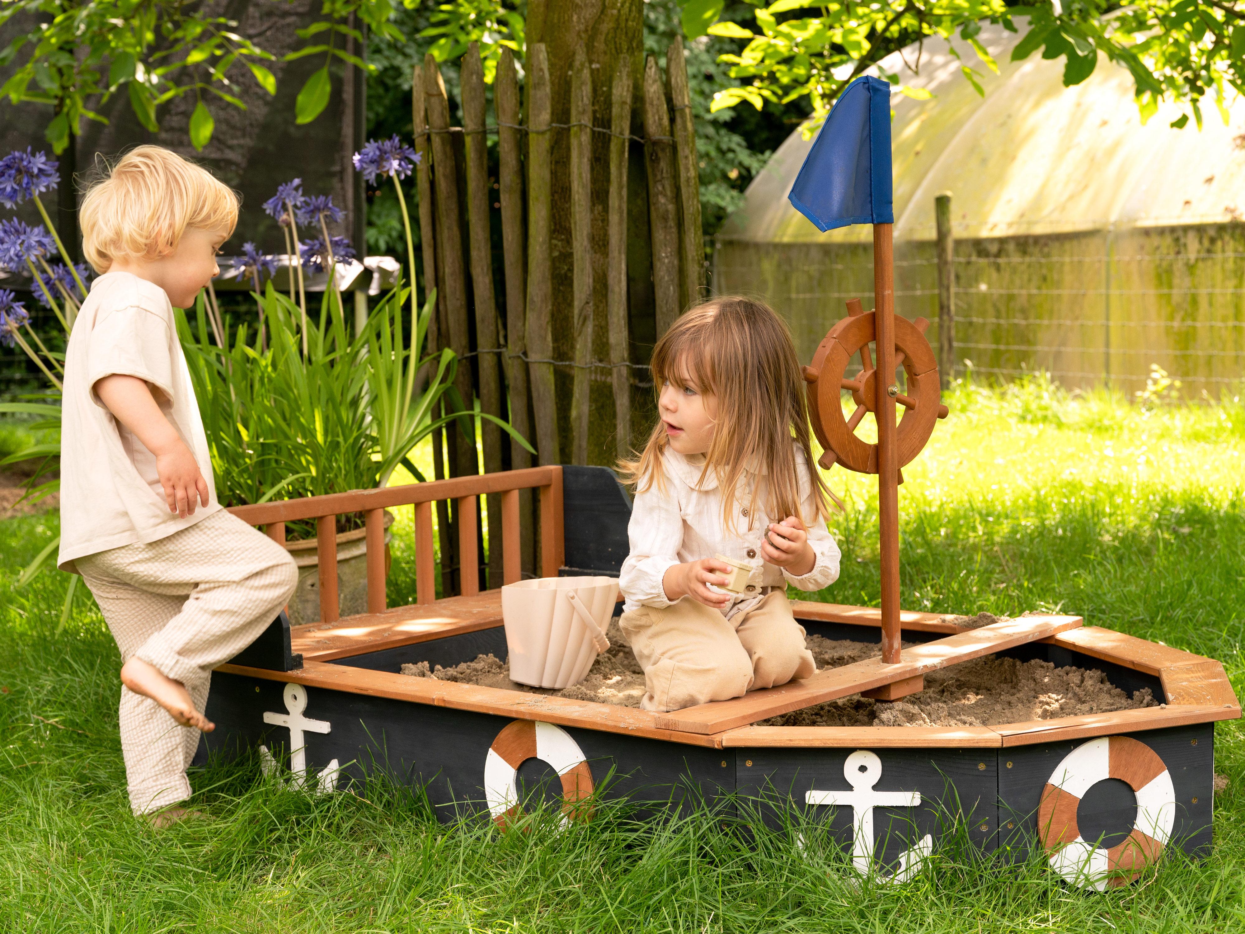 AXI Doris Boat Sandbox with storage bench - 153 x 90 x 100 cm - Anthracite/Brown