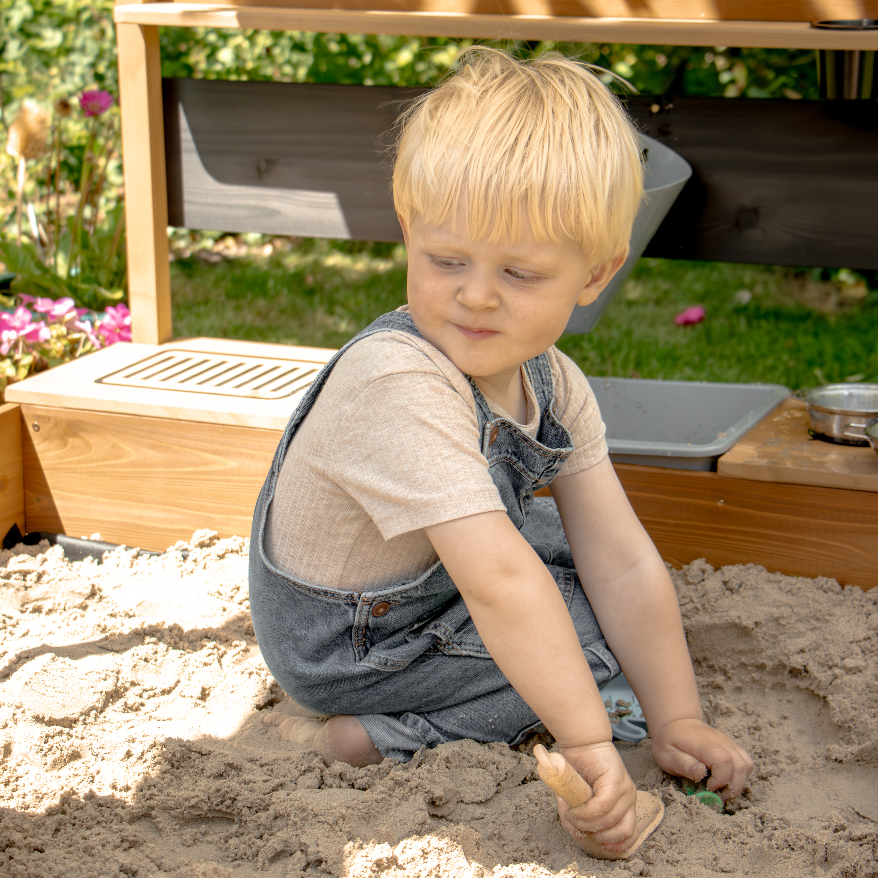 AXI Dora Boat Sandbox with Play Kitchen and Roof 160 x 100 cm Brown/Anthracite