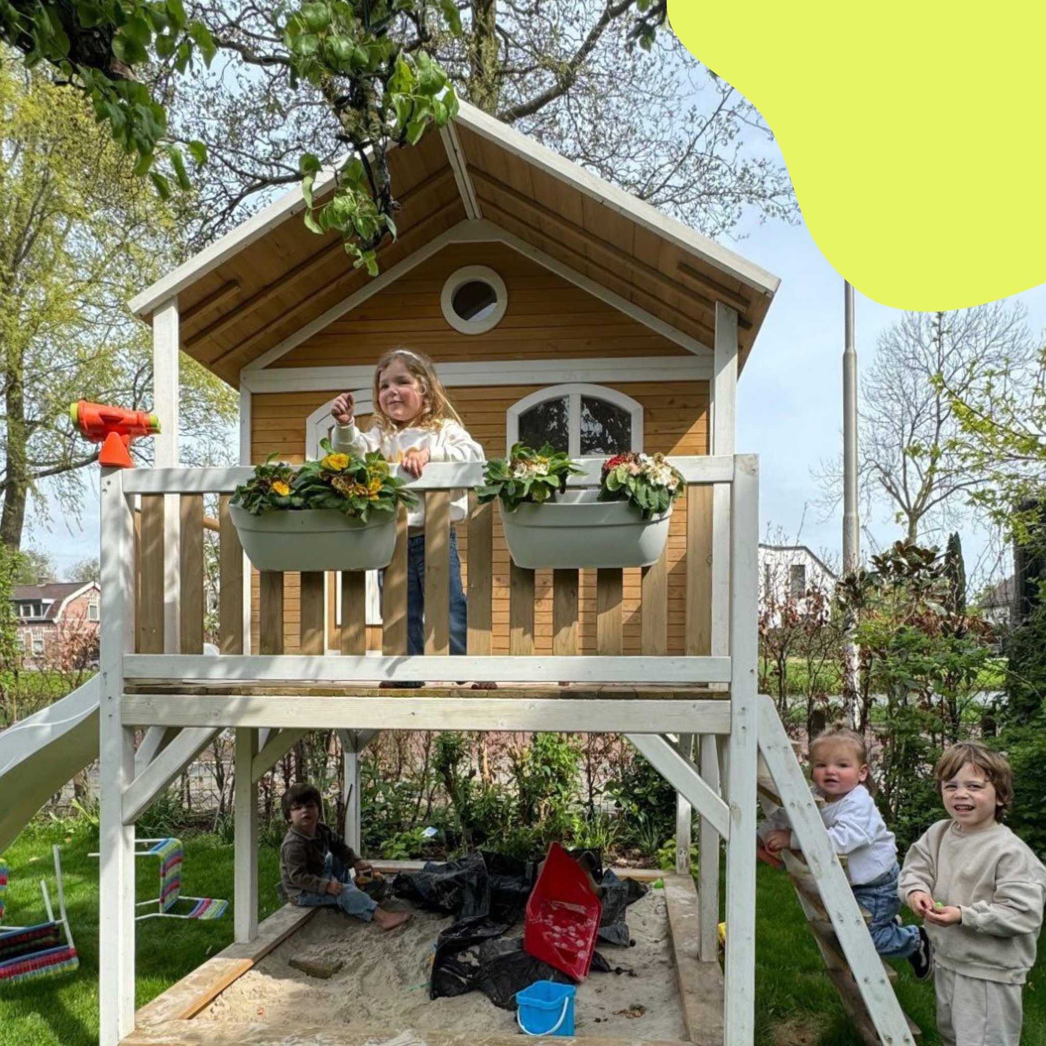 Marc speelhuis met kinderen in de achtertuin