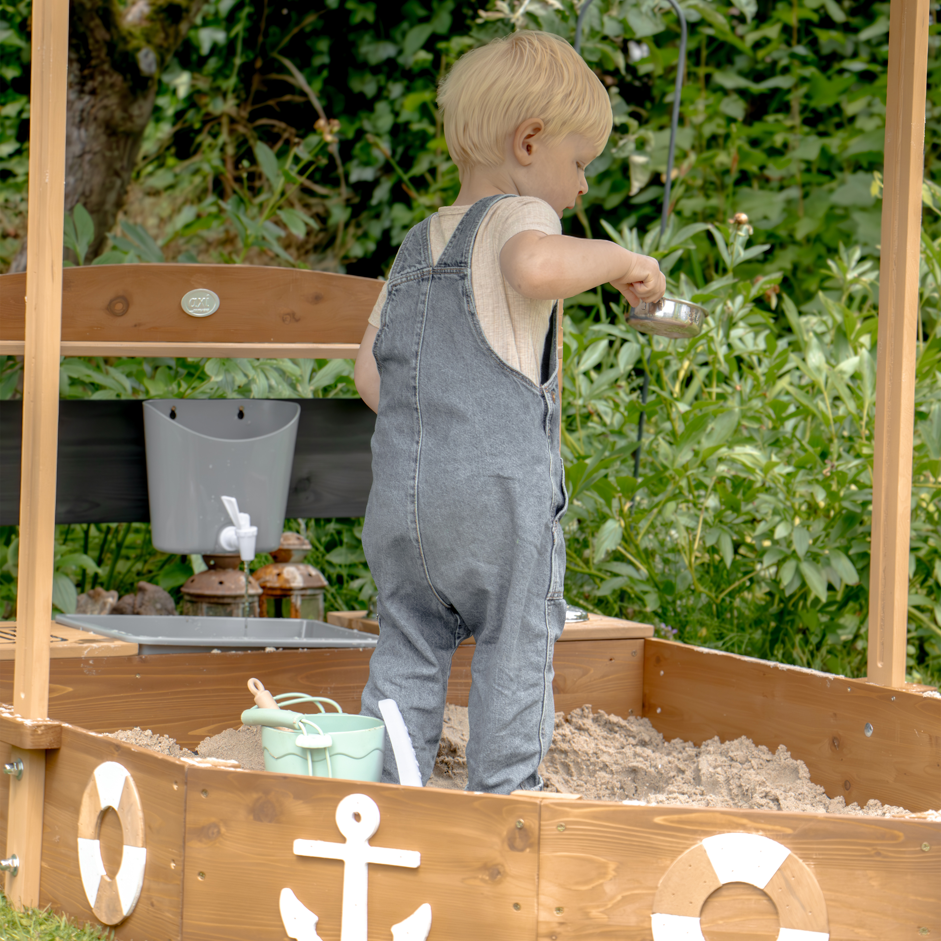 AXI Dora Boat Sandbox with Play Kitchen and Roof 160 x 100 cm Brown/Anthracite