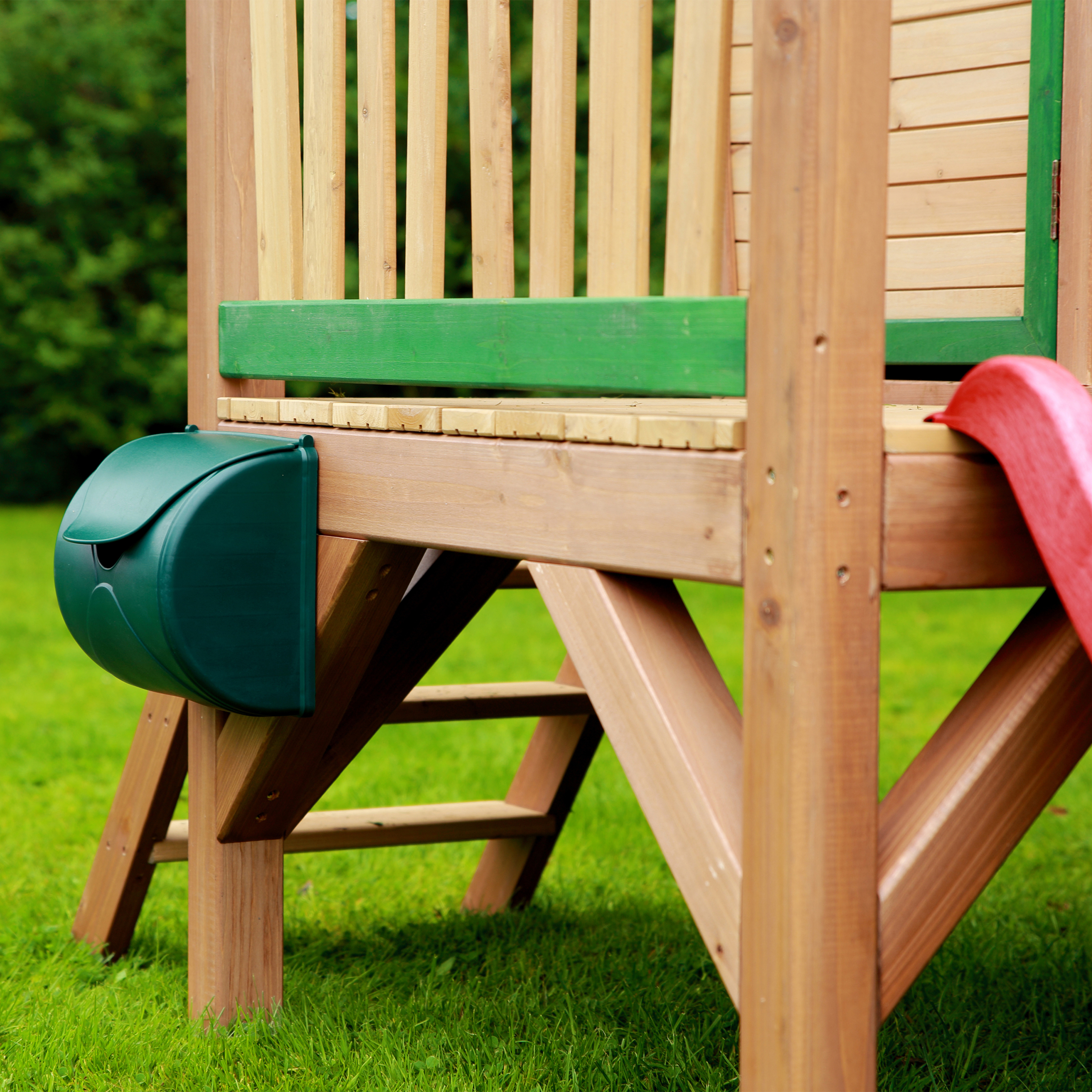 AXI Robin Playhouse Brown/Green - Red Slide