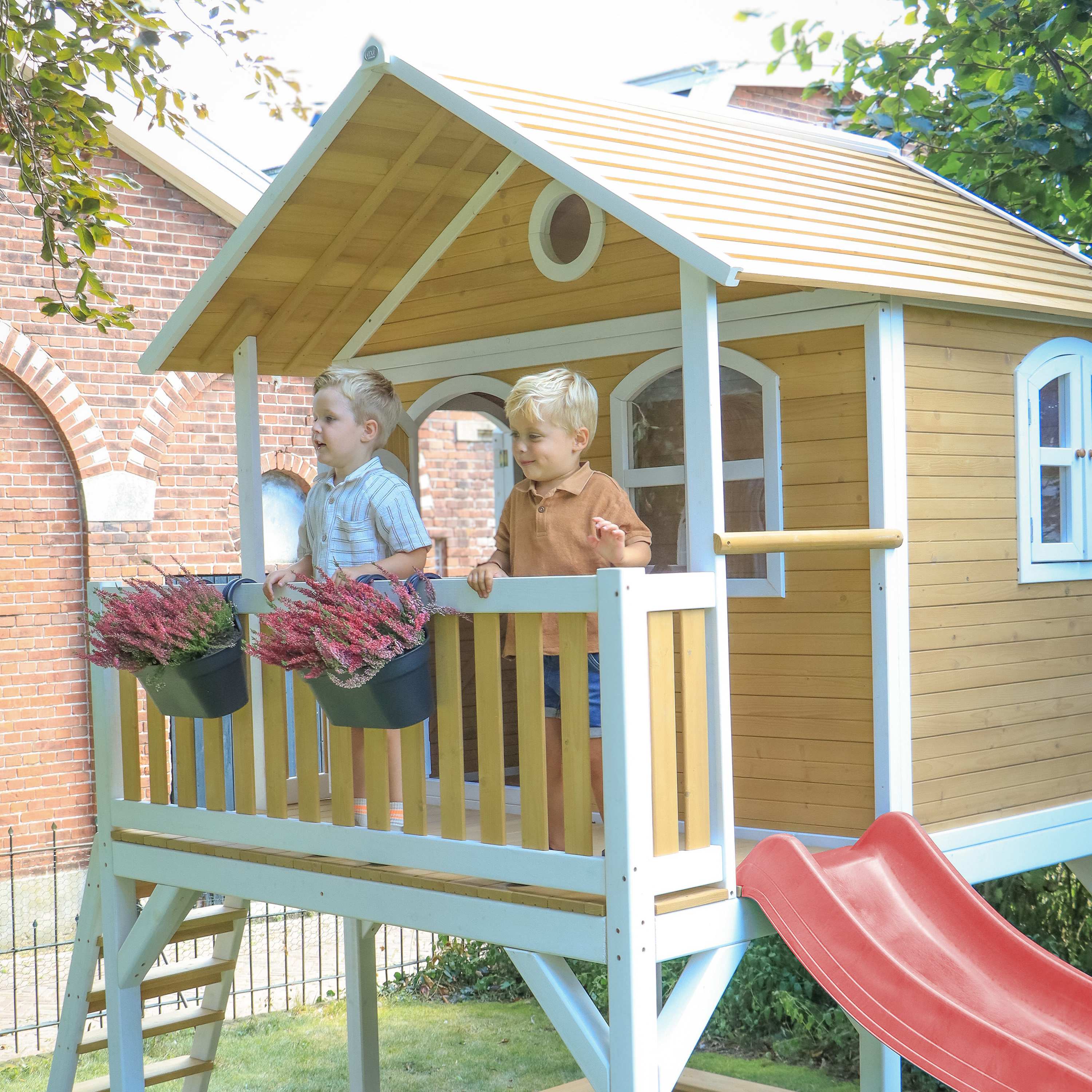 AXI Marc Playhouse Brown/White - Red Slide