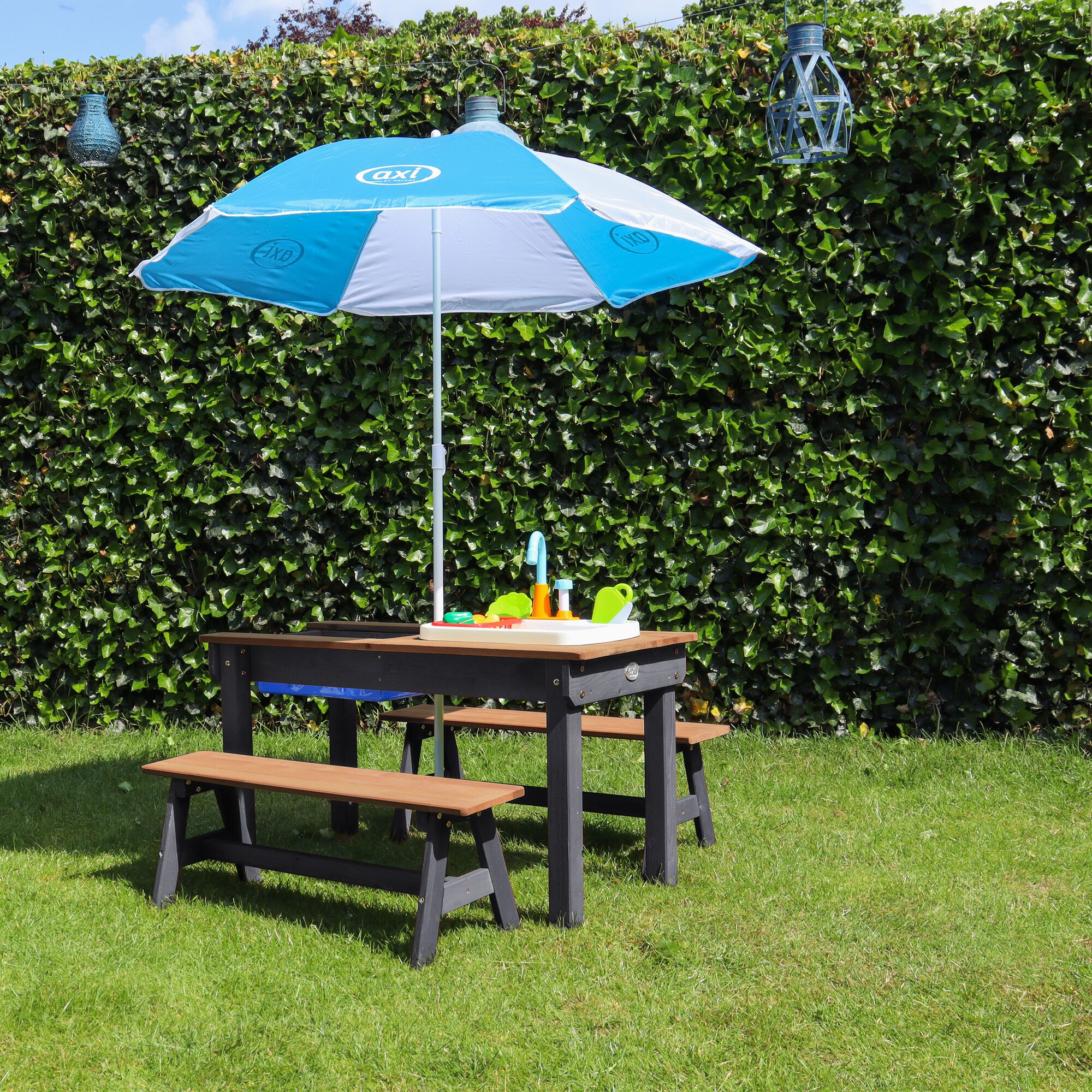 AXI Dennis Zand & Water Picknicktafel met Speelkeuken wastafel en losse bankjes Antraciet/bruin - Parasol Blauw/wit