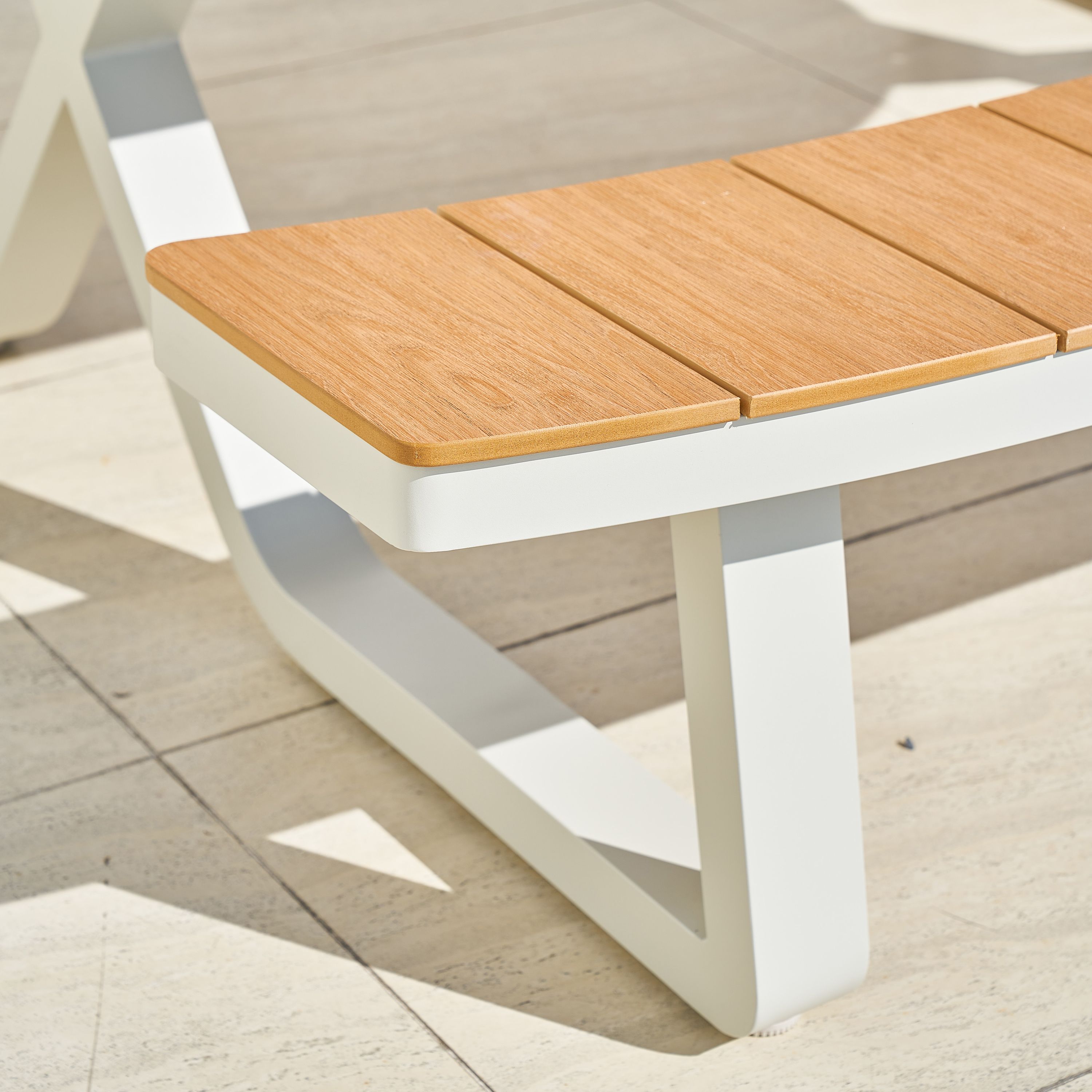 AXI Jax Picnic Table with 2 benches Oval – Sandy Beige/Teak-look Polywood